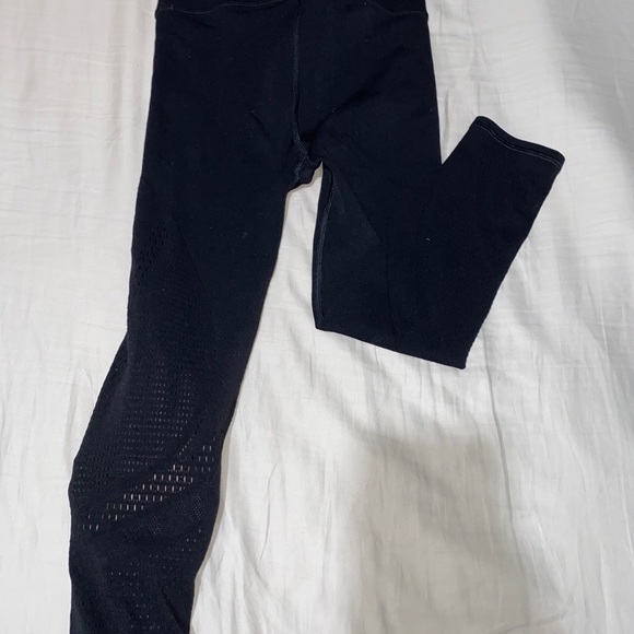 Lululemon Cropped Black Mesh Detail Legging 4 - Picture 6 of 7